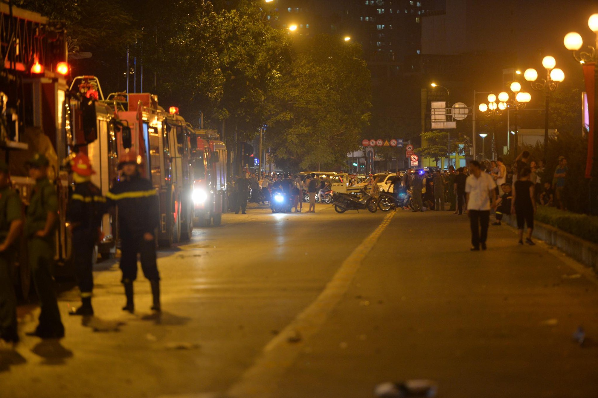 Hà Nội: Cháy toà nhà tháp thương mại trên đường Lê Văn Lương